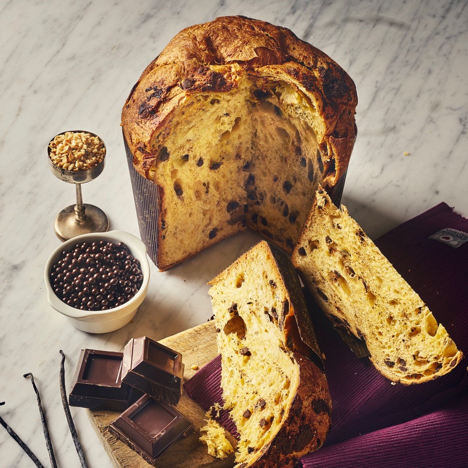 Panettone ai tre cioccolati com suas cores e formas